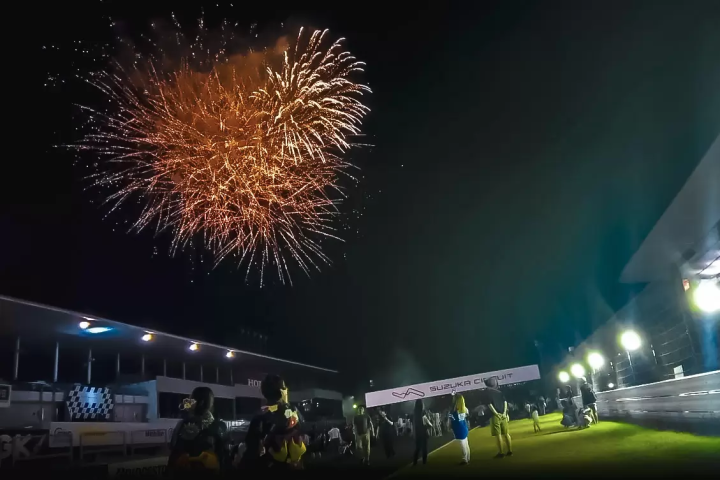 鈴鹿賽車場的盛夏煙火 