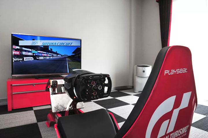 獨一無二的賽車套，您可以在房間裡體驗駕駛賽車的刺激快感 