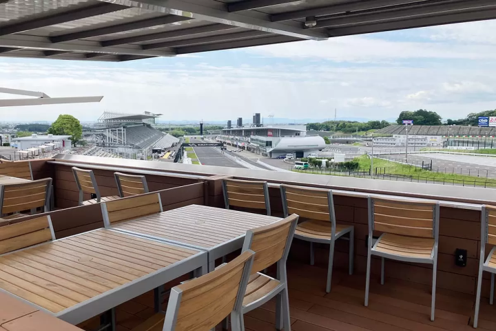 R-BOX（家庭觀賽席-R）提供一個私人空間，讓您和您的家人朋友可以在享受美食的同時，也能欣賞煙火 