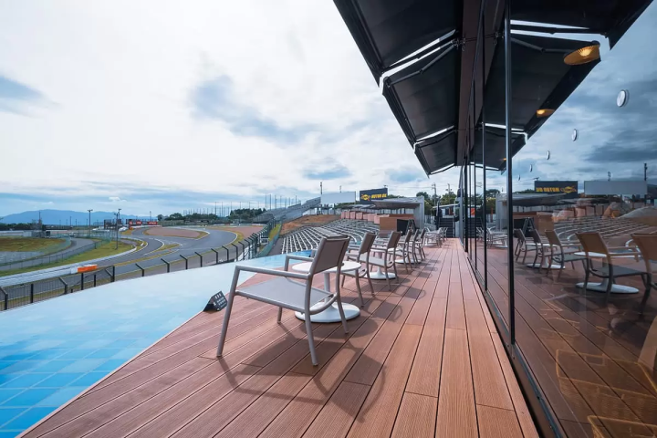 也可以在風景絕佳的GRAN VIEW餐飲露台座位，一邊享用義大利美食，一邊欣賞煙火表演 