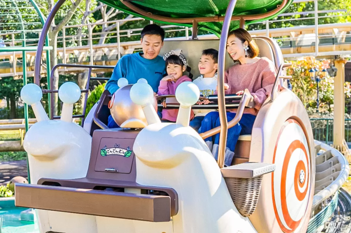 A fun aerial stroll through the garden with a baby snail named Den-Den. 