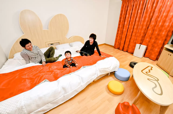 The KOCHIRA FAMILY ROOM has minimized steps so you can stay safely with younger children. 