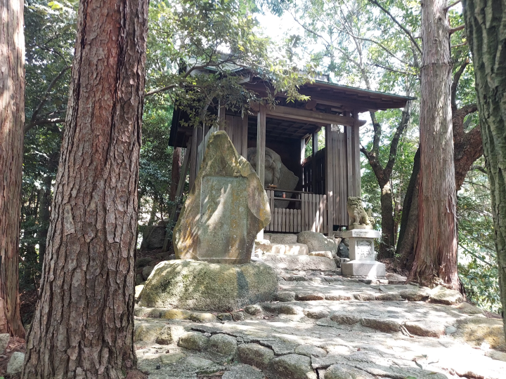 大黑天供奉於蛙岩。毗鄰湯山溫泉旅館“三溪園”<br>