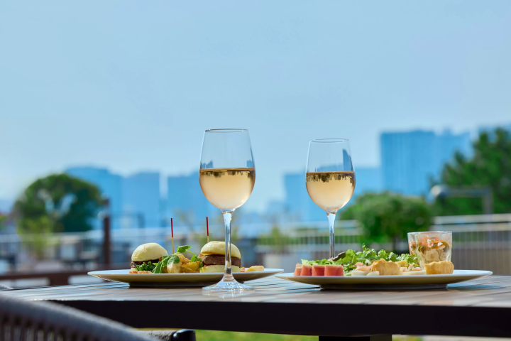 Enjoy a spectacular view of Tokyo Bay! Open-air terrace open for a limited time