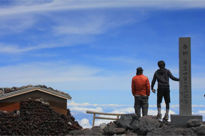 Welcome the sunrise at the summit of Mt. Fuji<br>