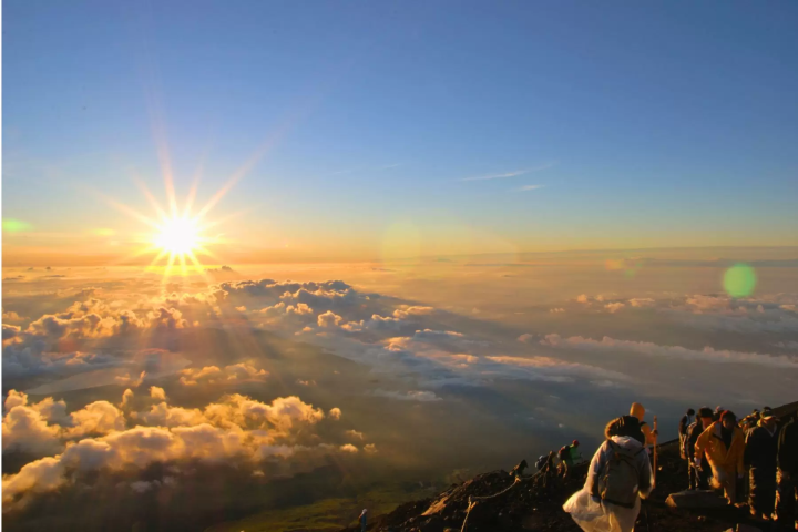 Welcome the sunrise at the summit of Mt. Fuji<br>