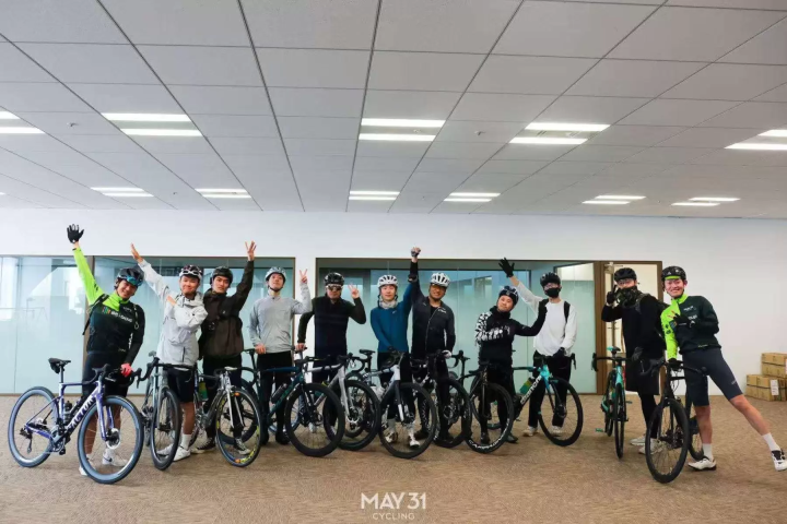 After receiving your rental bicycle and helmet, you will receive a safety briefing.