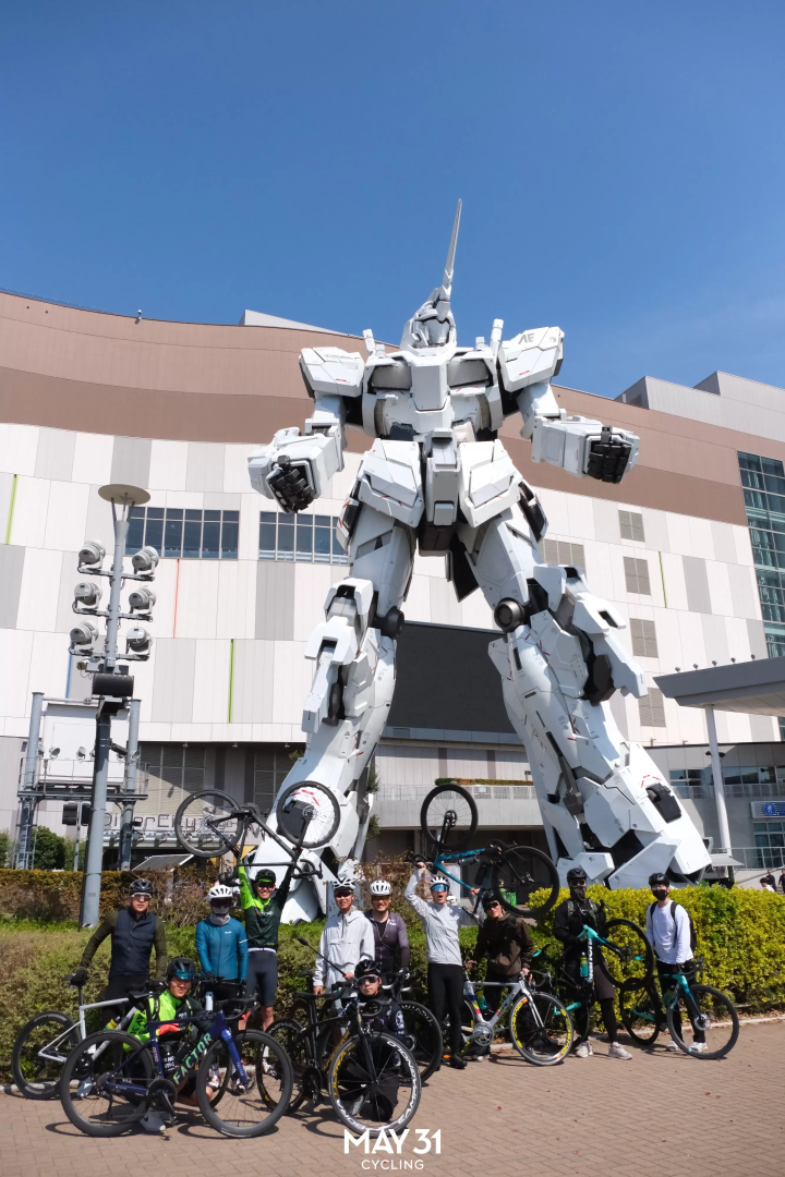 A commemorative photo in front of Gundam
