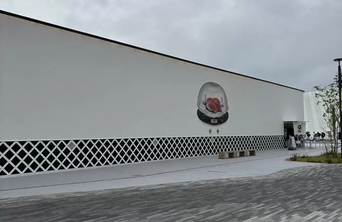 ภายนอกร้าน Kura Sushi: วัสดุผนังภายนอกผลิตจากเปลือกหอยรีไซเคิล 336,000 ชิ้นที่กำหนดให้ทิ้ง 