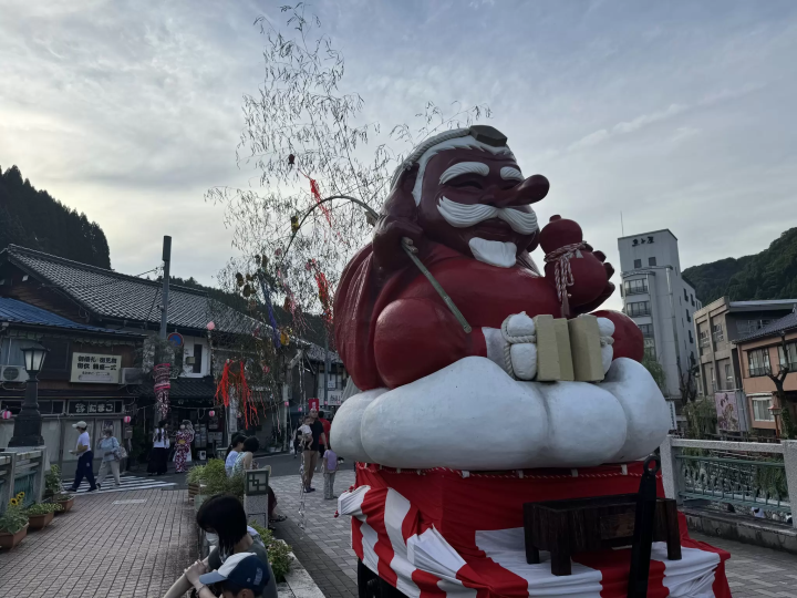 [Held in 2025] The Arayu Tengu Festival in Hyogo Onsen, Hyogo Prefecture, features a Tengu parade and fantastical lanterns!