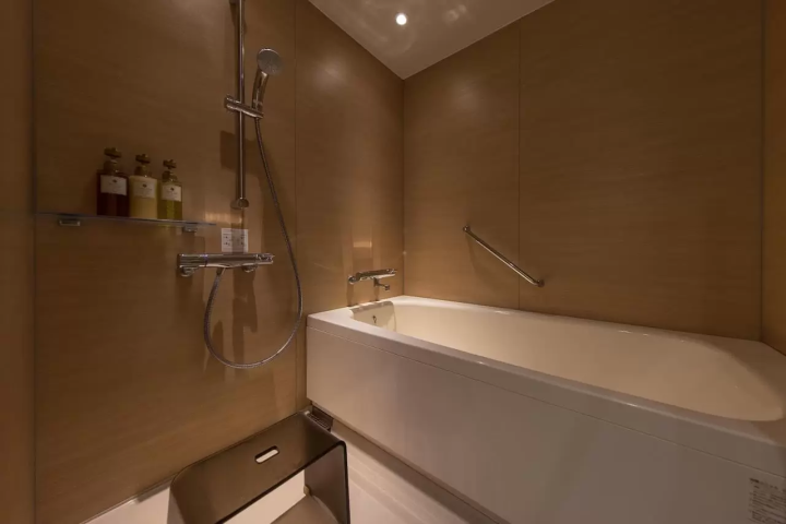 雙床房設有獨立的浴室和衛生間，可讓您舒適地入住。 