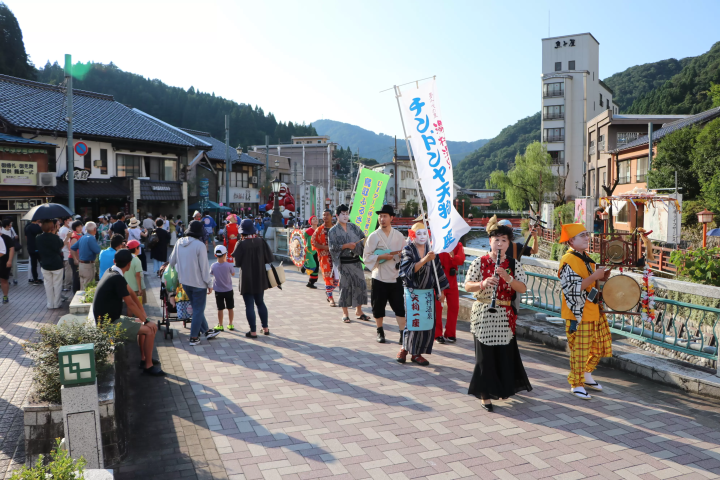 [Held in 2025] The Arayu Tengu Festival in Hyogo Onsen, Hyogo Prefecture, features a Tengu parade and fantastical lanterns!