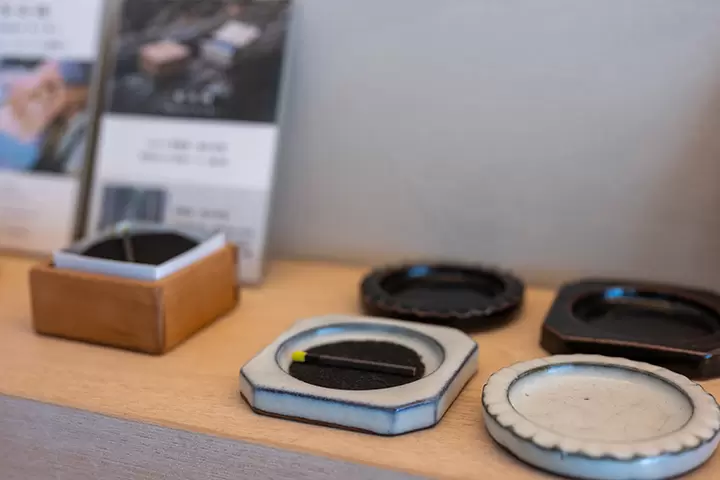 丹波焼の窯元とコラボ製作したhibi専用トレイ 