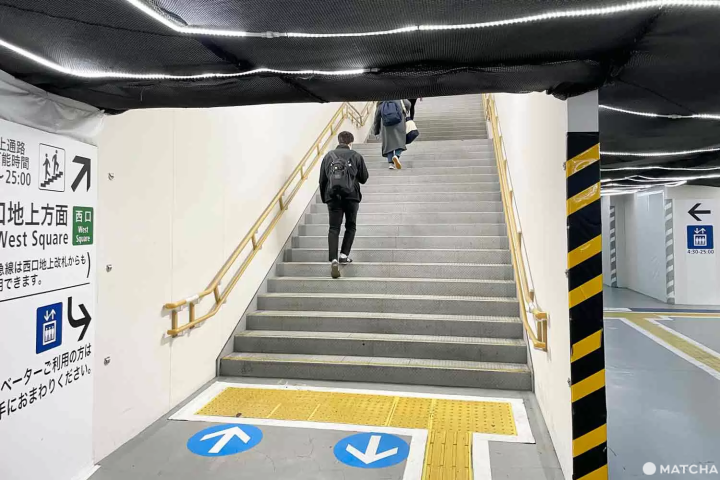新宿西口地上への階段