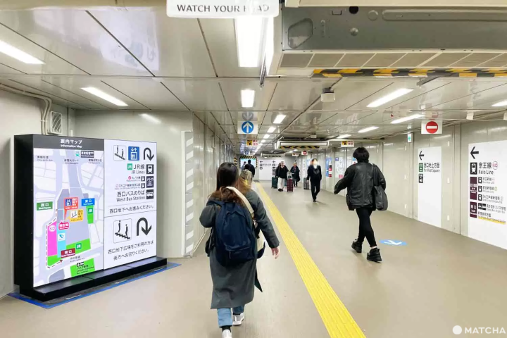 新宿西口地上への通路