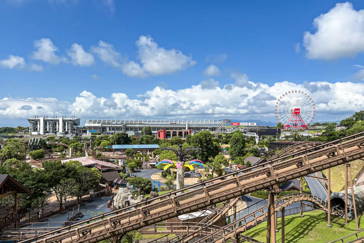 As you ride the Den-Den-mushi, the majestic view of the Grandstand spreads before your eyes. 