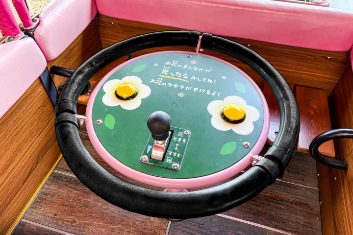 The levers and buttons on Chirara's Flower Wagon are easy to contro evenl for small children. 