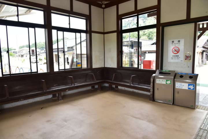 Iwashimizu Station with Two Tracks