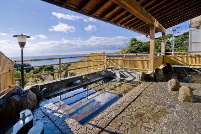 足摺國際飯店的露天浴池可欣賞到雄偉的太平洋全景。 