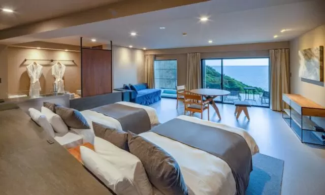 TheMana VIllage 的露天浴池和帶緊湊廚房的套房 