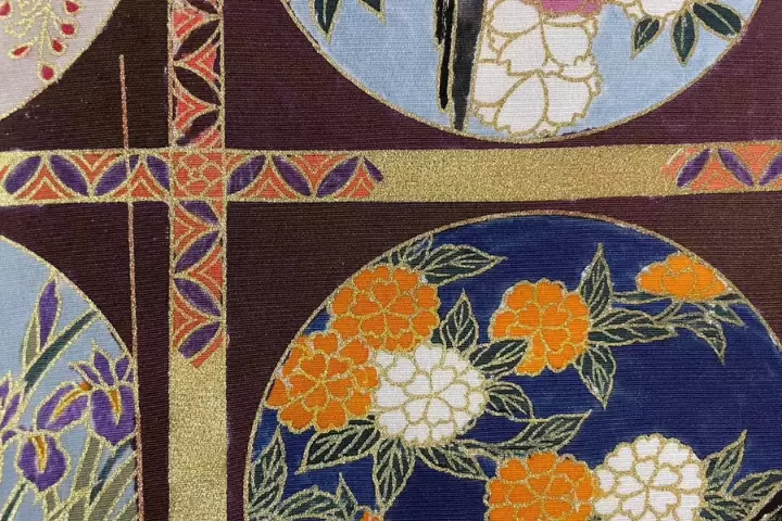 교토 니시진의 타운하우스에서 독특한 유젠 염색 체험을 해보세요.