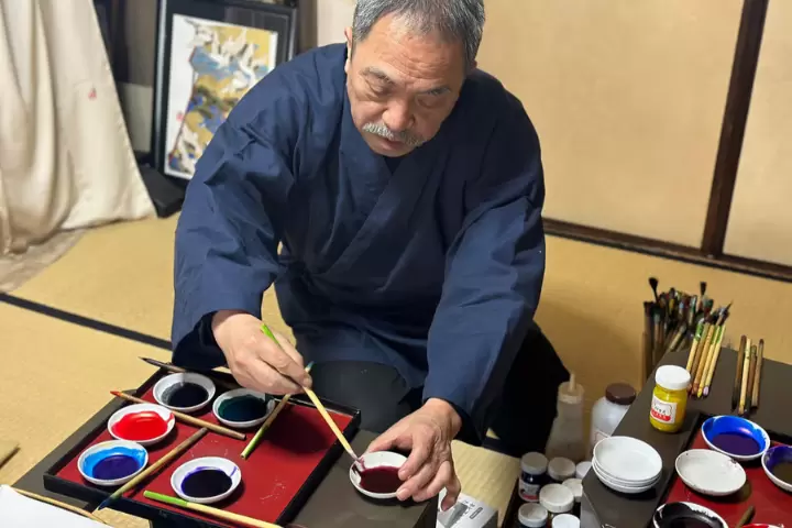 교토 니시진의 타운하우스에서 독특한 유젠 염색 체험을 해보세요.