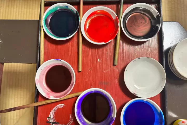 교토 니시진의 타운하우스에서 독특한 유젠 염색 체험을 해보세요.