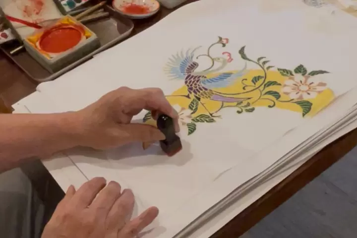 교토 니시진의 타운하우스에서 독특한 유젠 염색 체험을 해보세요.