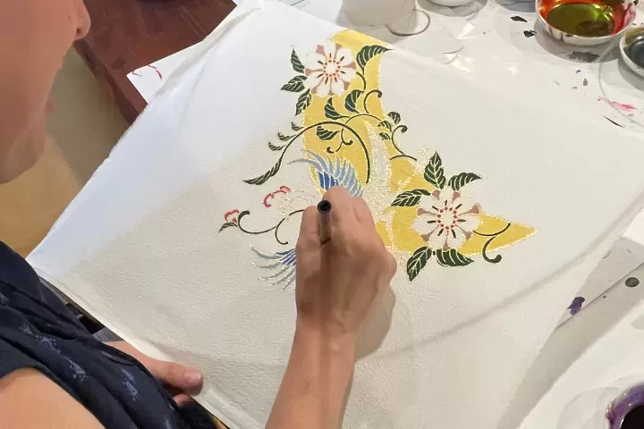 교토 니시진의 타운하우스에서 독특한 유젠 염색 체험을 해보세요.