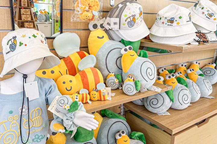 From plushies to practical items, Den-Den and Bun Bun has a wide range of merchandise. 