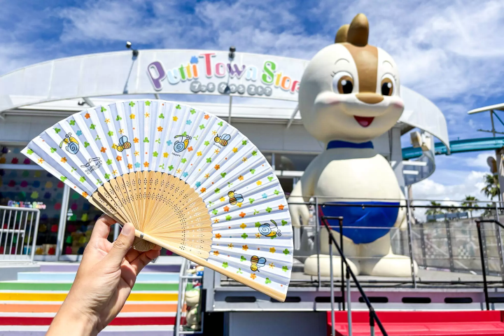 A full view of the Putti Town Store and the new Den-Den & Bun Bun folding fan newly released in 2025. 