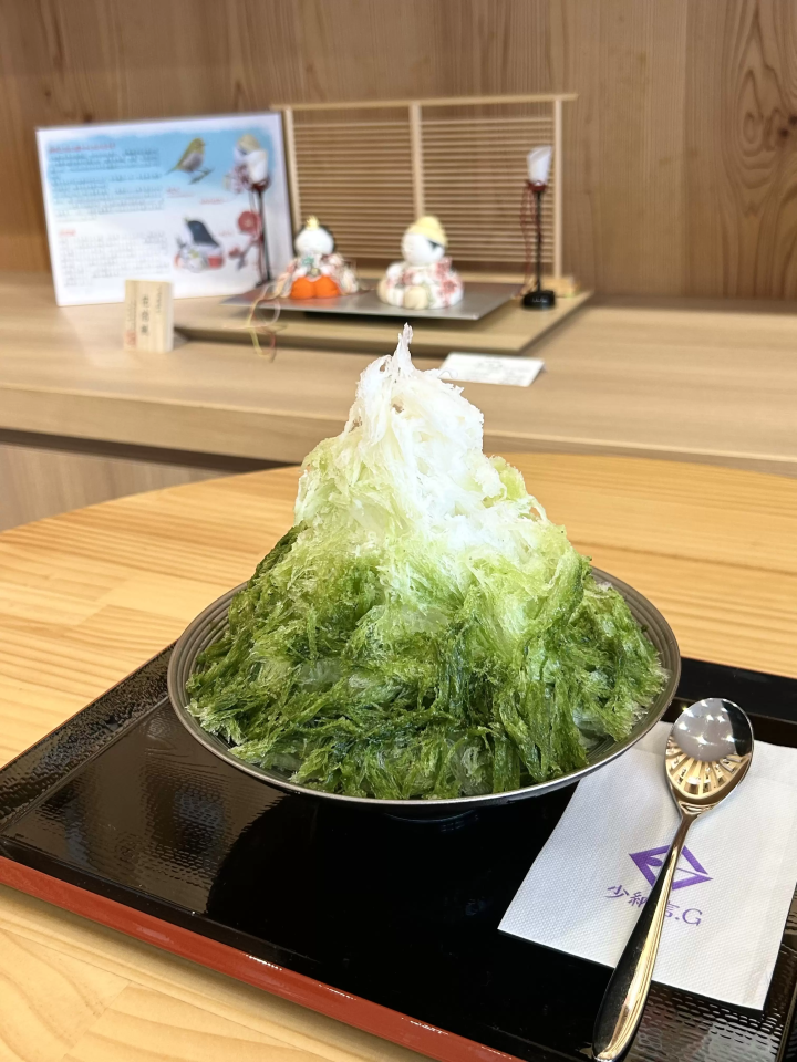 At Kawasaki's Ningyo Kobo (Doll Studio), Hayashiya, you can enjoy fluffy shaved ice, available only during the summer, inside the store!