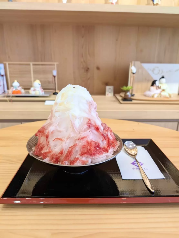 At Kawasaki's Ningyo Kobo (Doll Studio), Hayashiya, you can enjoy fluffy shaved ice, available only during the summer, inside the store!