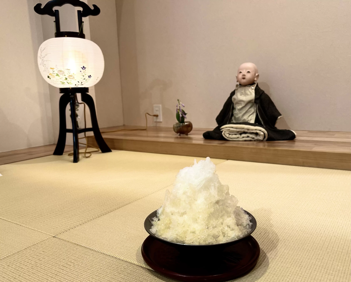 At Kawasaki's Ningyo Kobo (Doll Studio), Hayashiya, you can enjoy fluffy shaved ice, available only during the summer, inside the store!