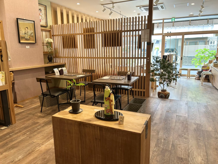 At Kawasaki's Ningyo Kobo (Doll Studio), Hayashiya, you can enjoy fluffy shaved ice, available only during the summer, inside the store!