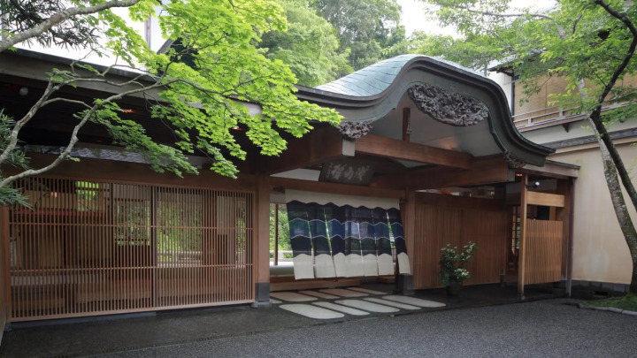 Asaba: An extraordinary space created by the Noh stage and pond