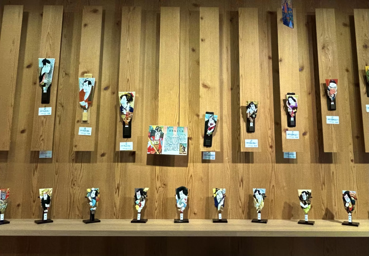 At Kawasaki's Ningyo Kobo (Doll Studio), Hayashiya, you can enjoy fluffy shaved ice, available only during the summer, inside the store!