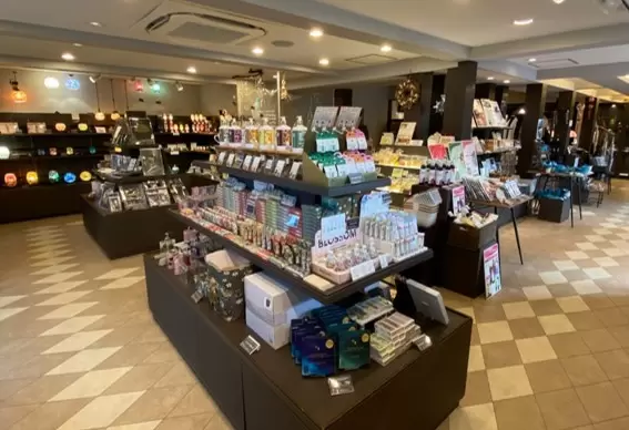 คู่มือครบวงจรสำหรับพิพิธภัณฑ์โคมไฟและสวนดอกไม้นิวยอร์ก ซึ่งตั้งอยู่ใกล้กับชายฝั่งโจงาซากิ และมีทิวทัศน์อันน่าทึ่ง!