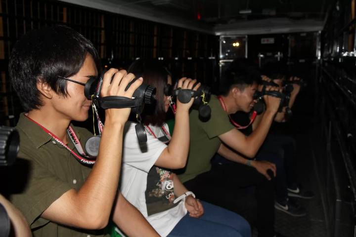 夜间野生动物园：在富士野生动物园夜间观察动物