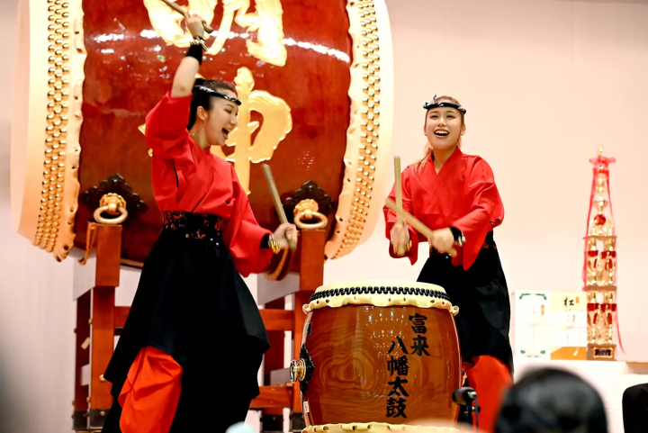 In Shika Town, taiko drumming is loved by people of all genders, from adults to children. There are also female performers who powerfully beat the drums and put on beautiful performances!