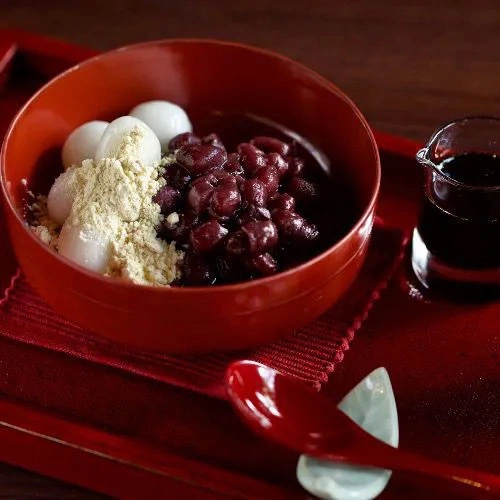 Shiratama topped with soybean flour and brown sugar syrup