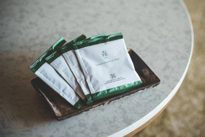 酒店原创的混合咖啡包采用冲绳县咖啡豆制成,具有“Yambaru Mori”设计。