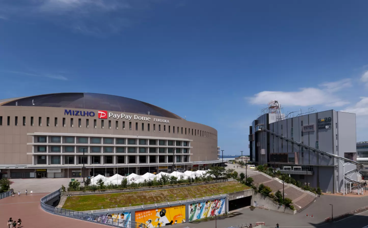 (Left) MIZUHO PayPay Dome FUKUOKA(Right) BOSS E・ZO FUKUOKA © SoftBank HAWKS