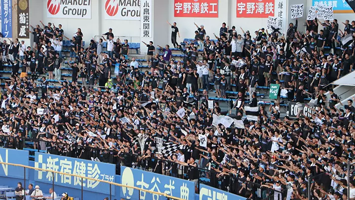 在千叶ロッテマリーンズ的主场 ZOZO 海洋球场感受同步欢呼