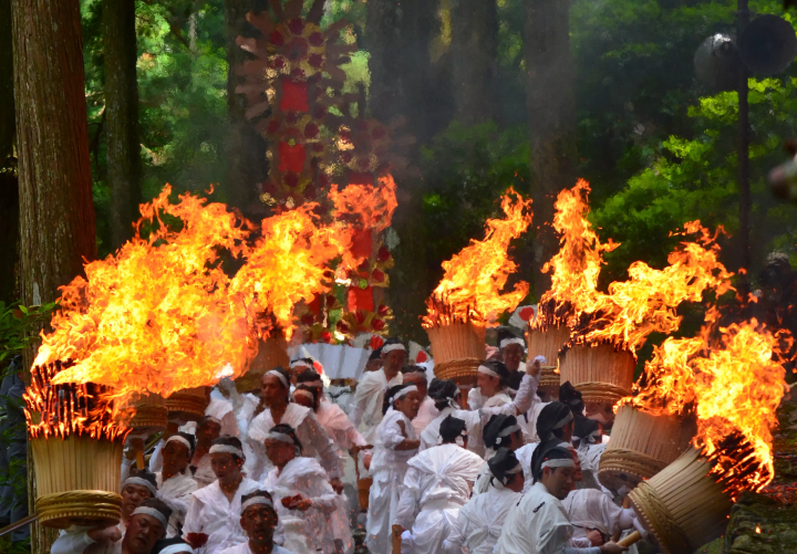 Fire ceremony. The large torch weighs approximately 50 kg. © Wakayama Prefecture Tourism Federation<br>