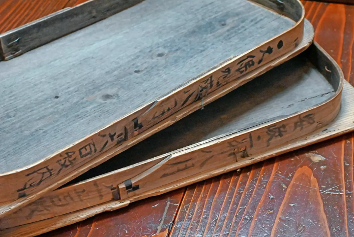 Koji lids, which have been passed down for over 200 years and have the Edo period era written on them, are a type of lid.