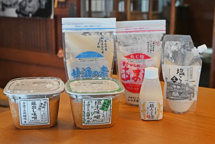 Ishikuro Tane Koji-ten's special miso and amazake are available. Because they are additive-free and contain live enzymes, they are difficult to take overseas, but they can be shipped within Japan as long as they are refrigerated. We recommend trying their amazake and miso while you're in Japan.