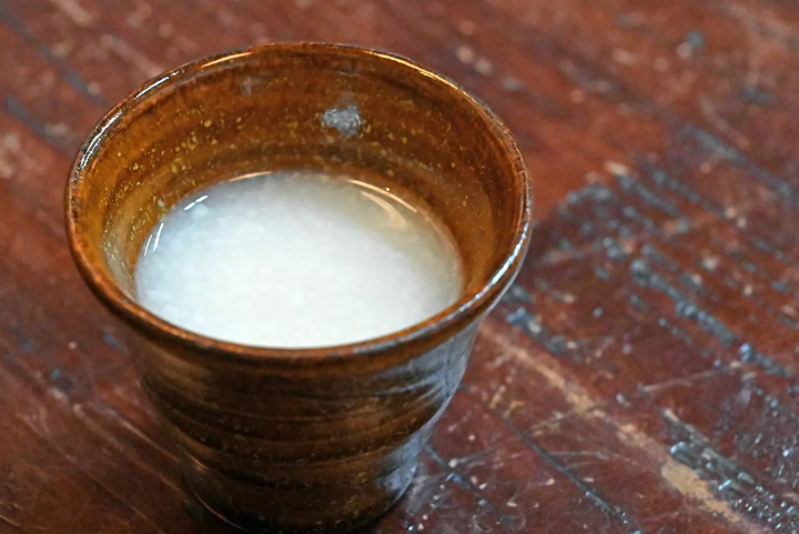 Amazake is a drink that has a gentle sweetness that comes from fermenting rice. It can be used not only as a drink but also in desserts and cooking.