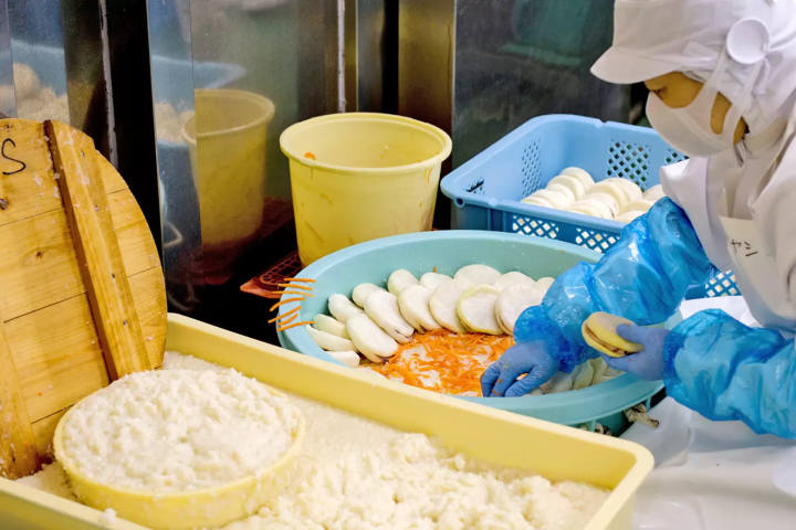 Kabura zushi is marinated. Shredded carrots are also added.