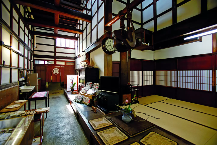 It is located in an area of Kanazawa where many historic temples and buildings remain.